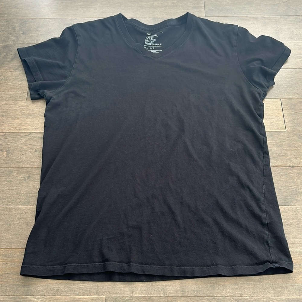 GAP Men’s Black Essential V-Neck T-Shirt, Short Sleeve Casual Gym Top, Cotton